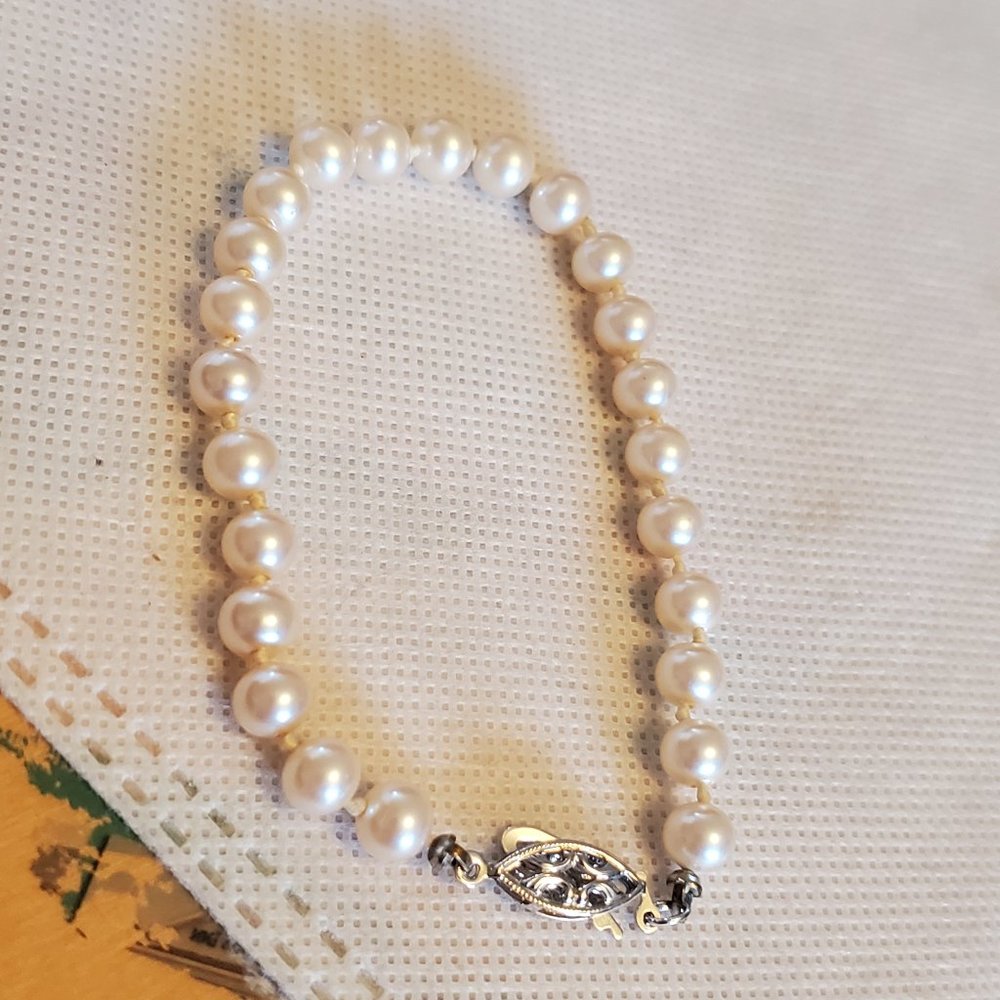 7.5" Silver Tone Glass Faux Pearl Bead Bracelet